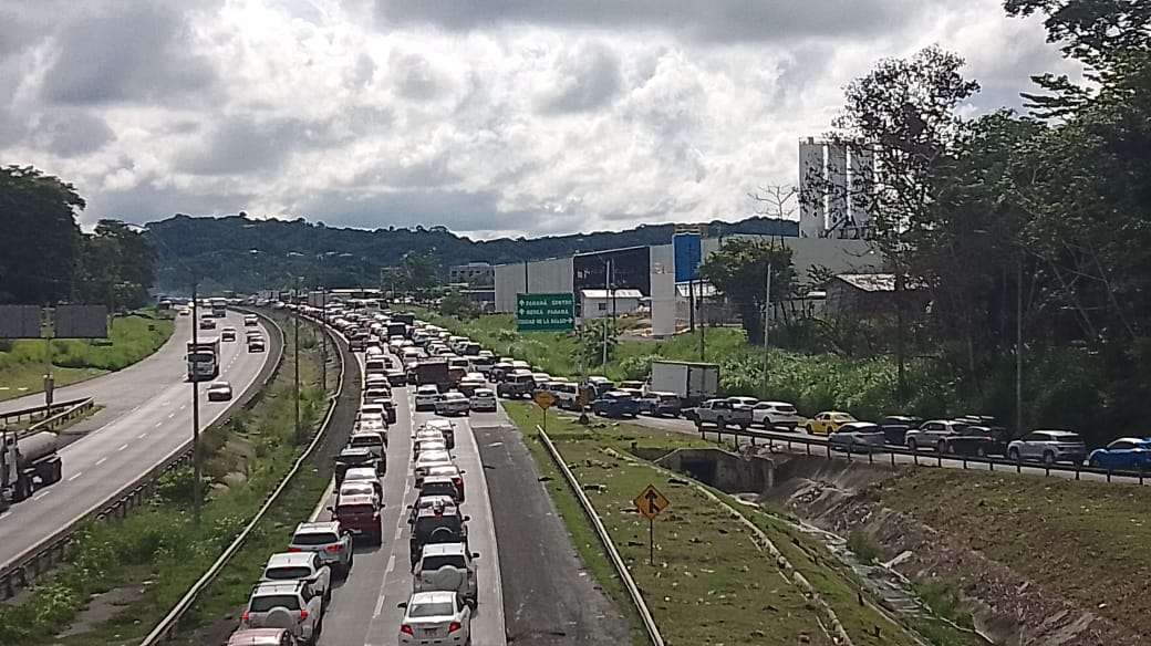 Congestionamiento vehicular en vía Centenario, a la altura de Merca Panamá, por protesta del Suntracs. (Foto: Landro Ortiz)