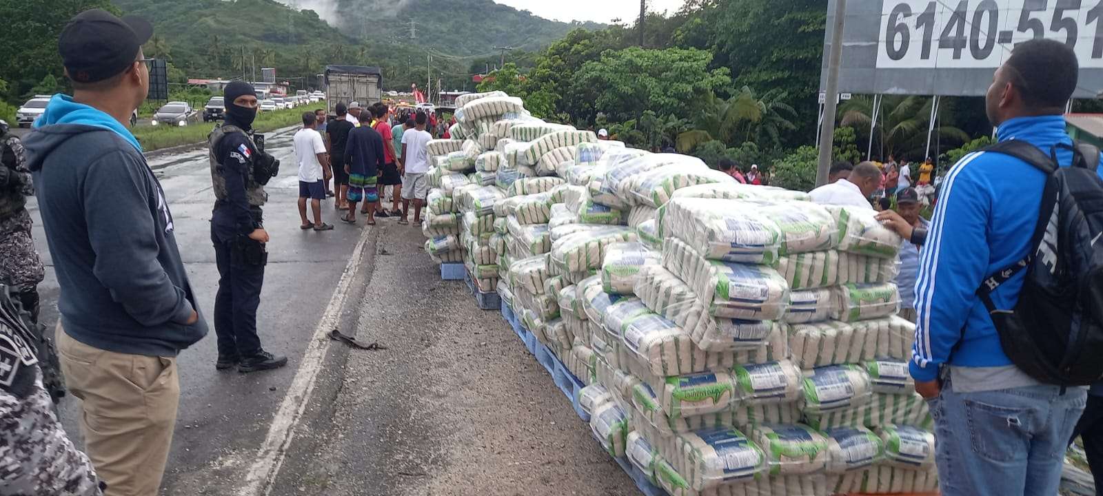 Los paquetes de arroz quedaron a orrilla de la vía. (Foto: Alexander Santamaría)