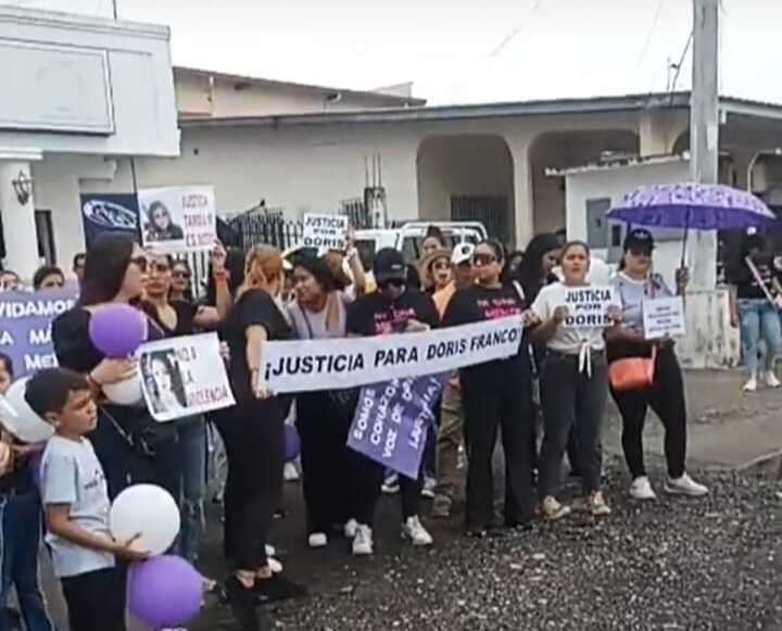 Los familiares y amigos se concentraron en el SPA en Santiago, Veraguas.