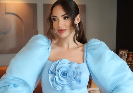 Sheldry Sáez lució un vestido cóctel recatado en color cielo. Foto: Instagra,