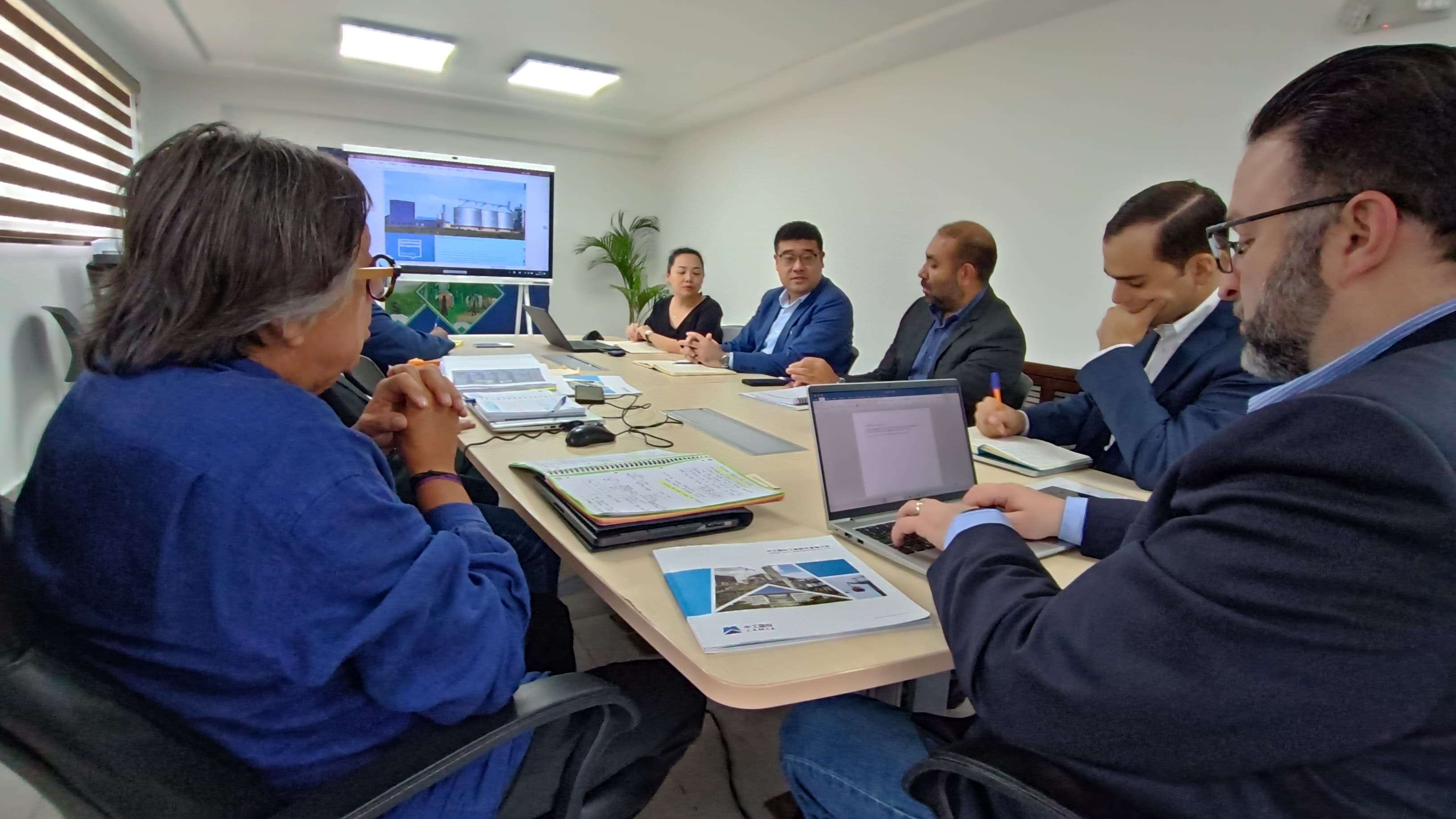 Representantes de la empresa junto al viceministro de Desarrollo Agropecuario durante la reunión.