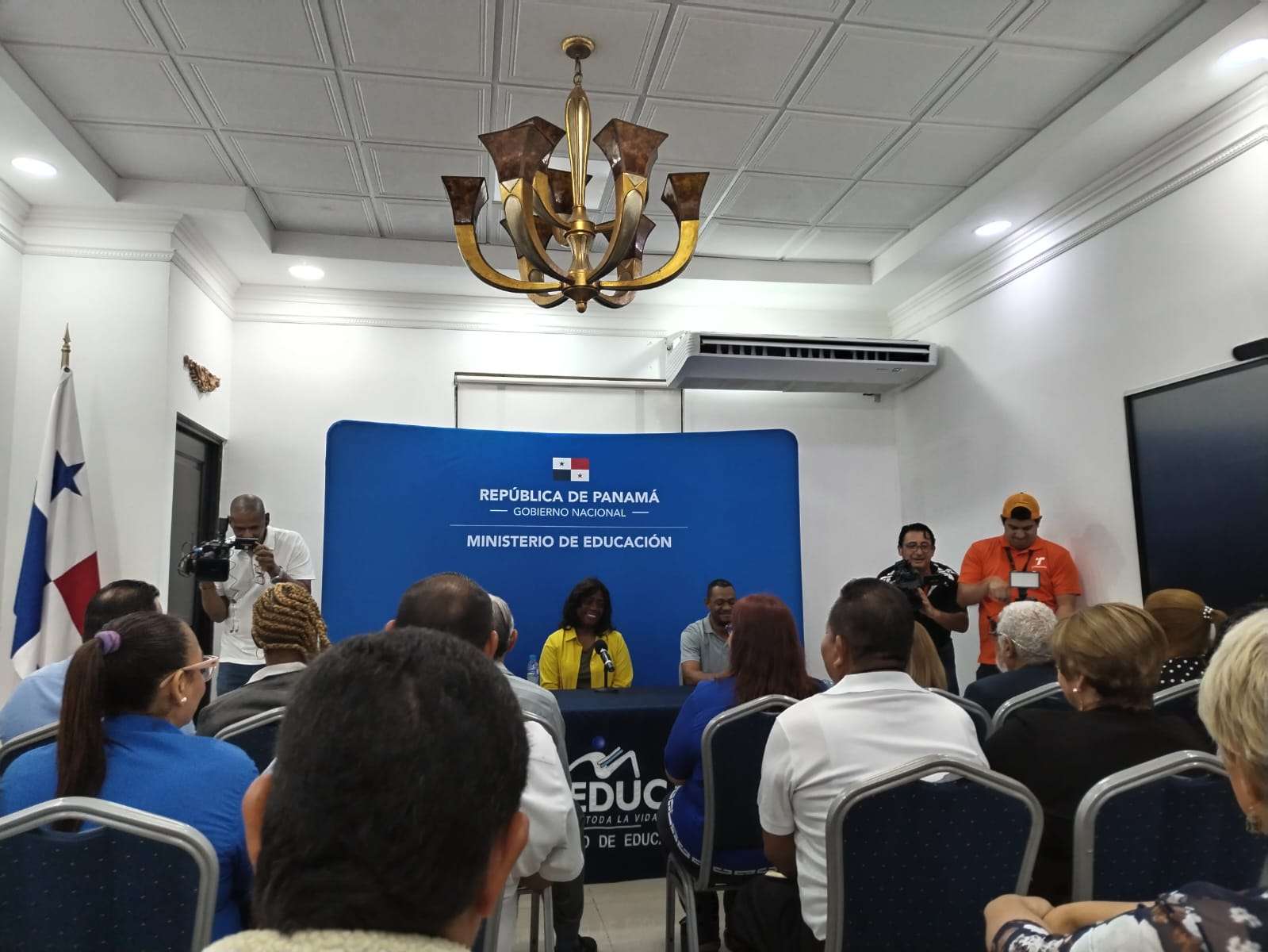 Ministra de Educación, Lucy Molinar, en un primer encuentro con gremios magisteriales. (Foto: Maricarmen Camargo)