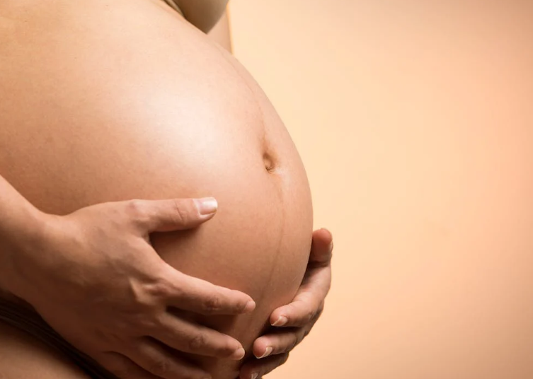  64% de las mujeres migrantes desconocen estar embarazadas al llegar a Darién. Pexels.