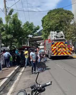 Bomberos realizan inspección en la instalación hospitalaria.