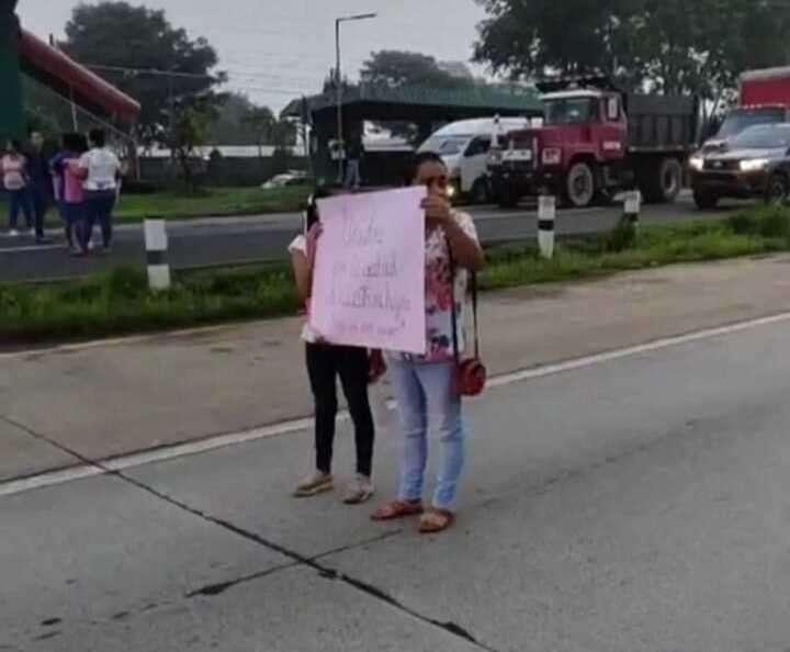 Padres de familia cierran la transitada vía.