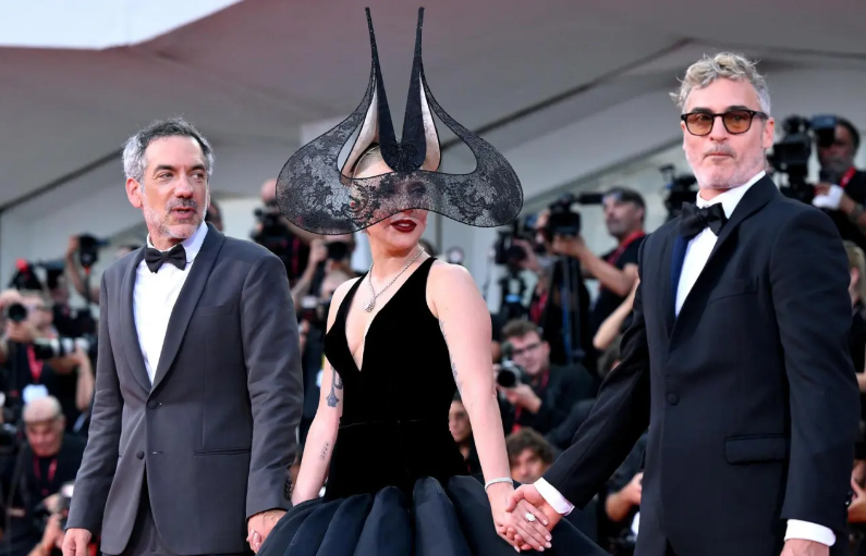 El director Todd Phillips, la cantante Lady Gaga y Joaquin Phoenix. Foto: EFE