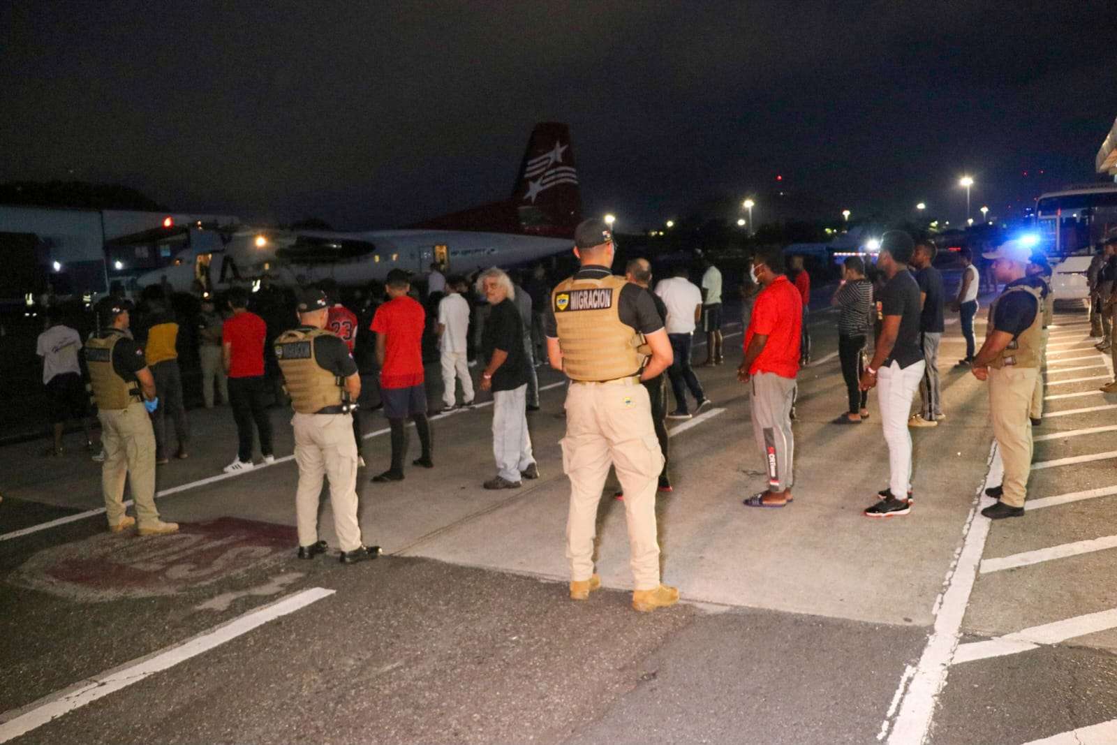 Colombianos abordan el vuelo.