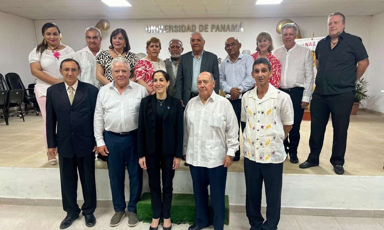 Personalidades y autoridades presentes en la proyección del documental.