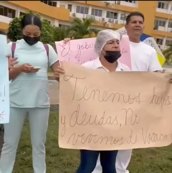 Protesta en las afuera de centro hospitalario.