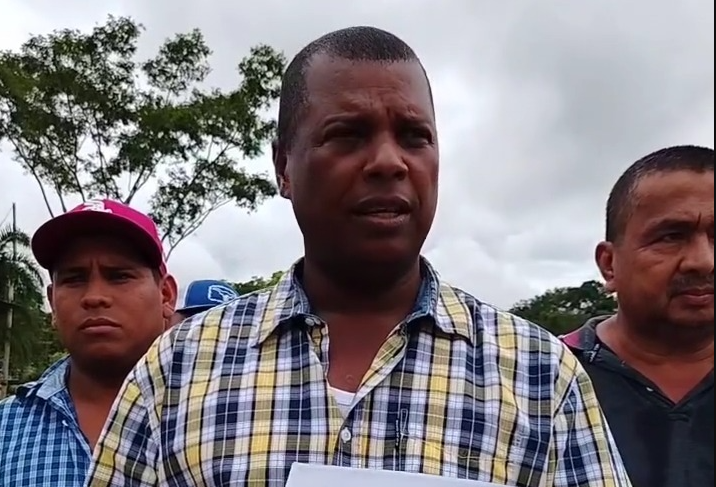 Efrén Ibargüen, exalcalde de Santa Fe, junto a moradores de la comunidad. 