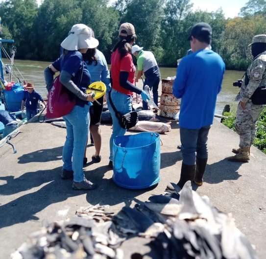 Personal de MiAmbiente en conjunto con unidades de Senan inspeccionan la embarcación.