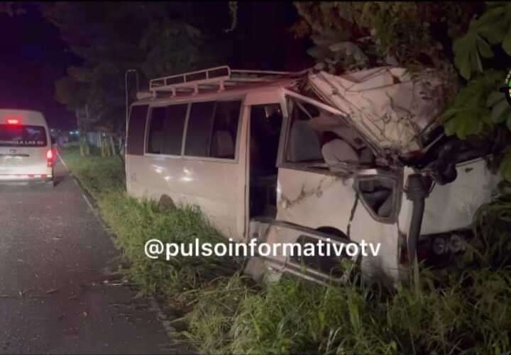 El bus quedó así en su parte frontal.  (Foto: Pulso Informativo Bocas)