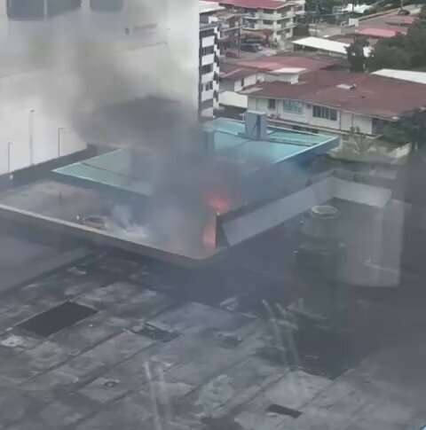 Vista del incendio en plaza comercial.