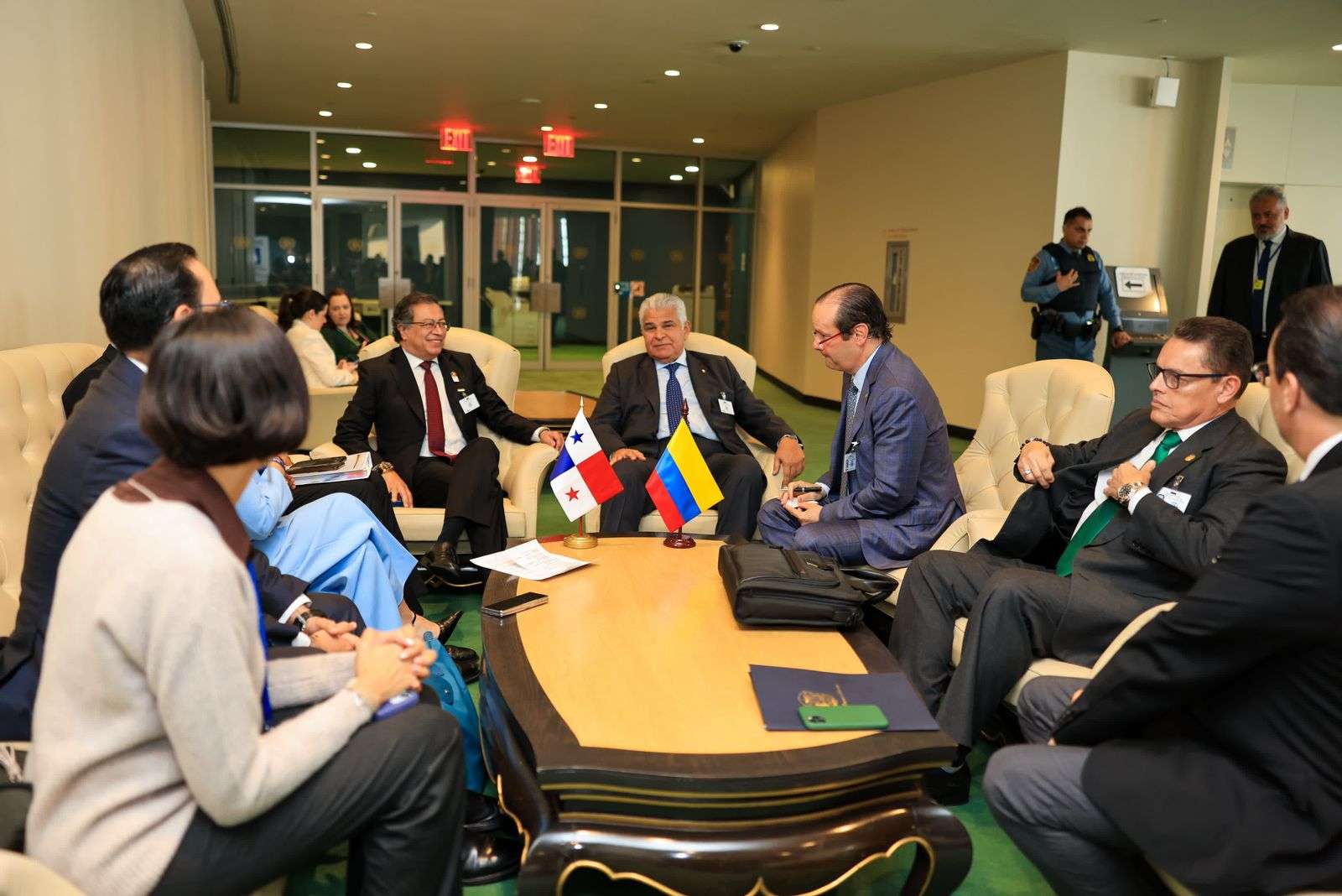 Los mandatarios junto con parte de sus delegaciones.