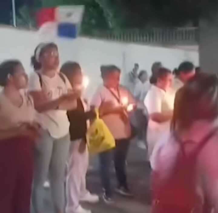 Protesta en las afueras del hospital San Miguel Arcángel, San Miguelito.