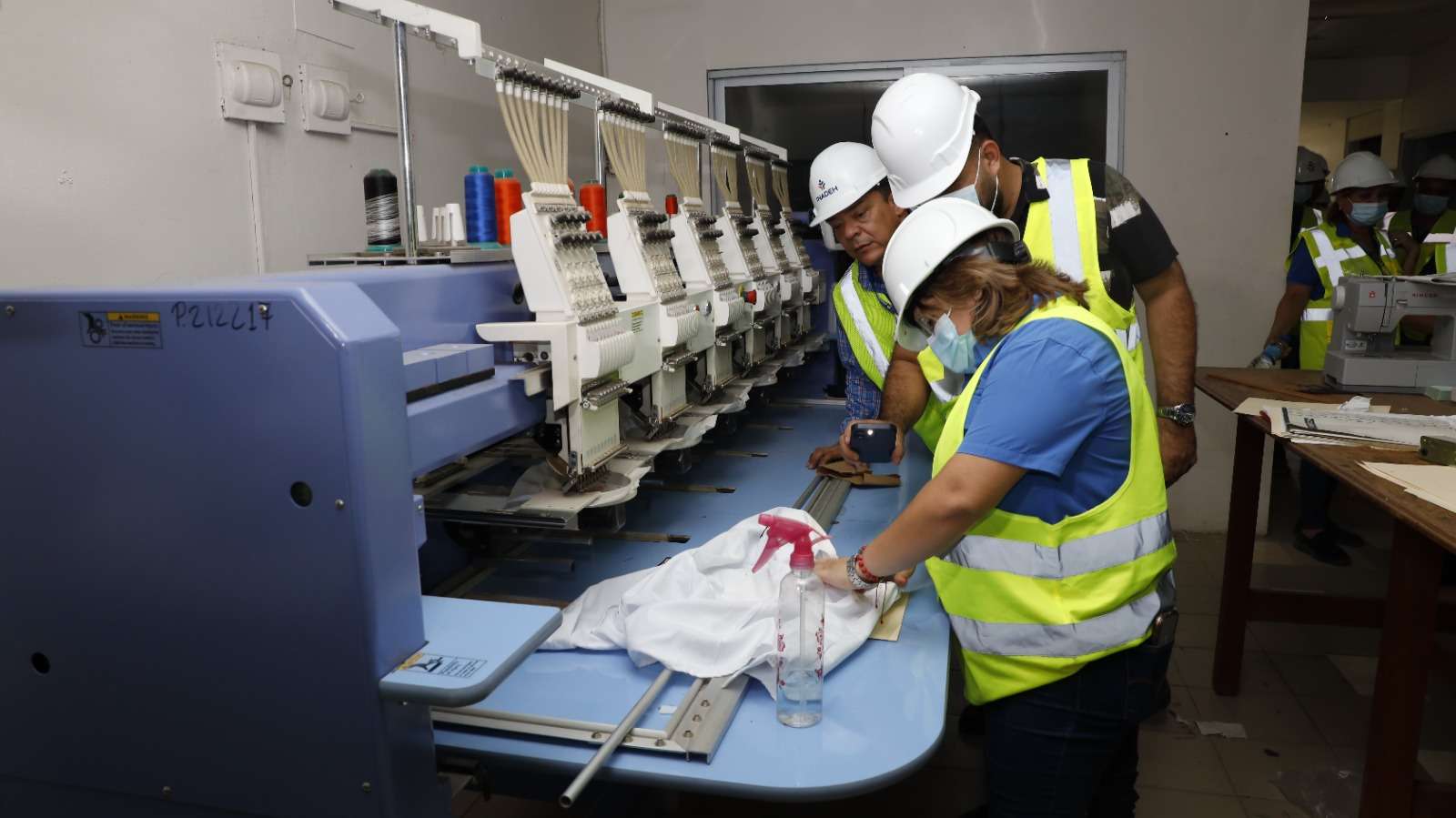 Directora del Inadeh realiza recorrido por los talleres.