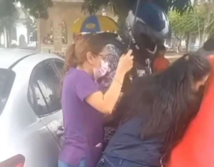 La Policía ayuda a la madre para extraer a su hijo del auto.