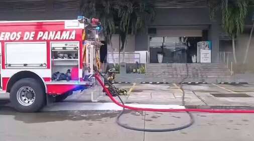 Bomberos atienden la emergencia.