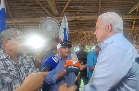 Productores de arroz conversan con el ministro Linares.