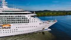 Tránsito de crucero por las aguas de las esclusas de Miraflores.