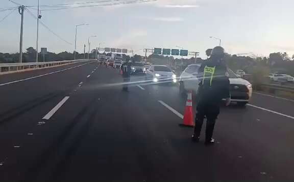 Unidades policiales agilizan el tráfico tras congestionamiento generado a raíz del accidente.