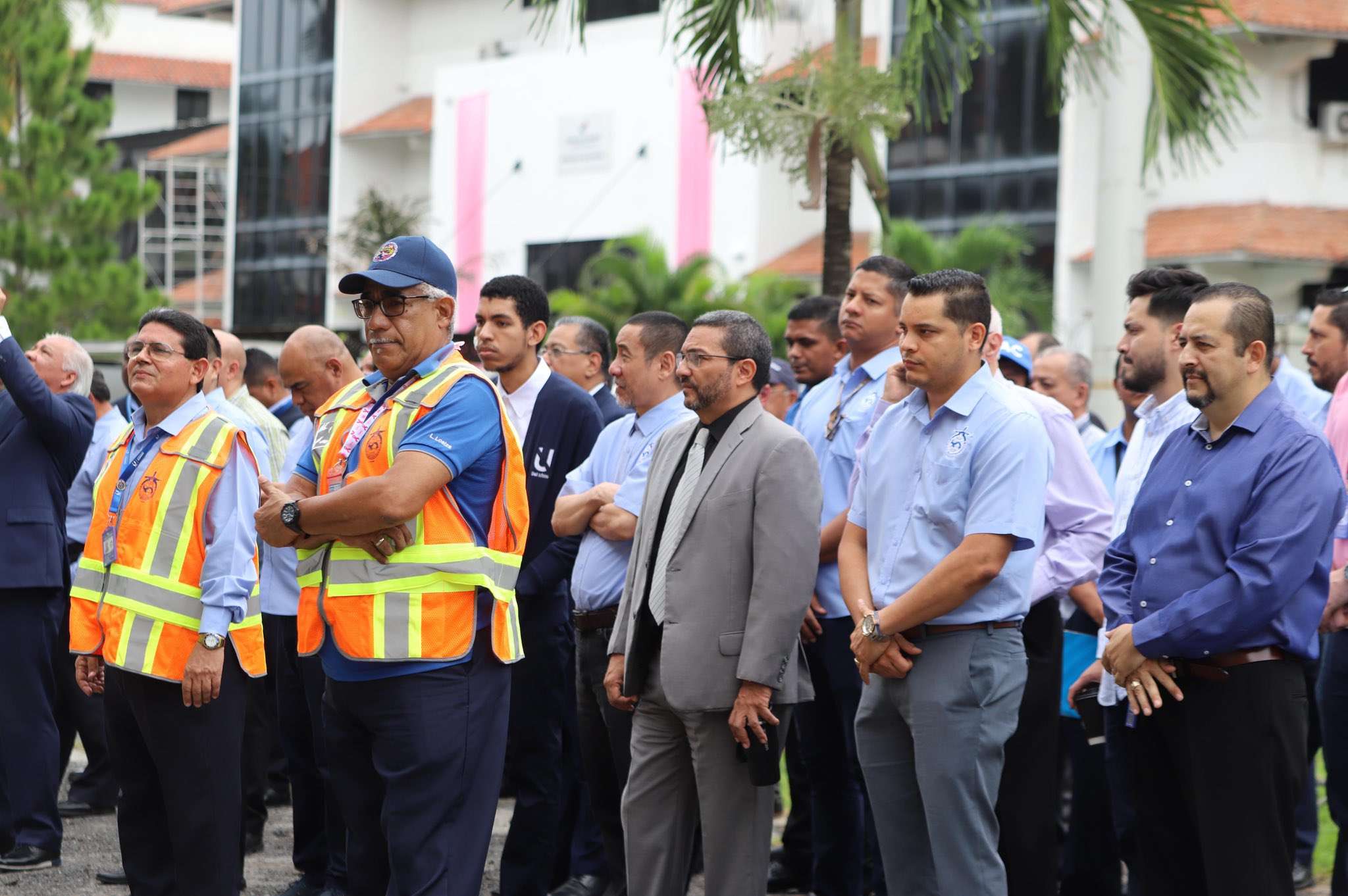 Personal de la Autoridad de Aeronáutica Civil evacúan las oficinas como parte del simulacro.