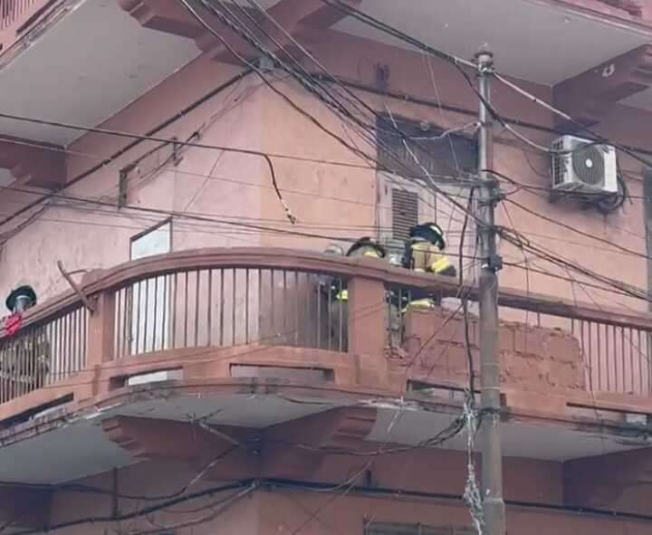 Labores de extinción en el piso superior del viejo edificio.