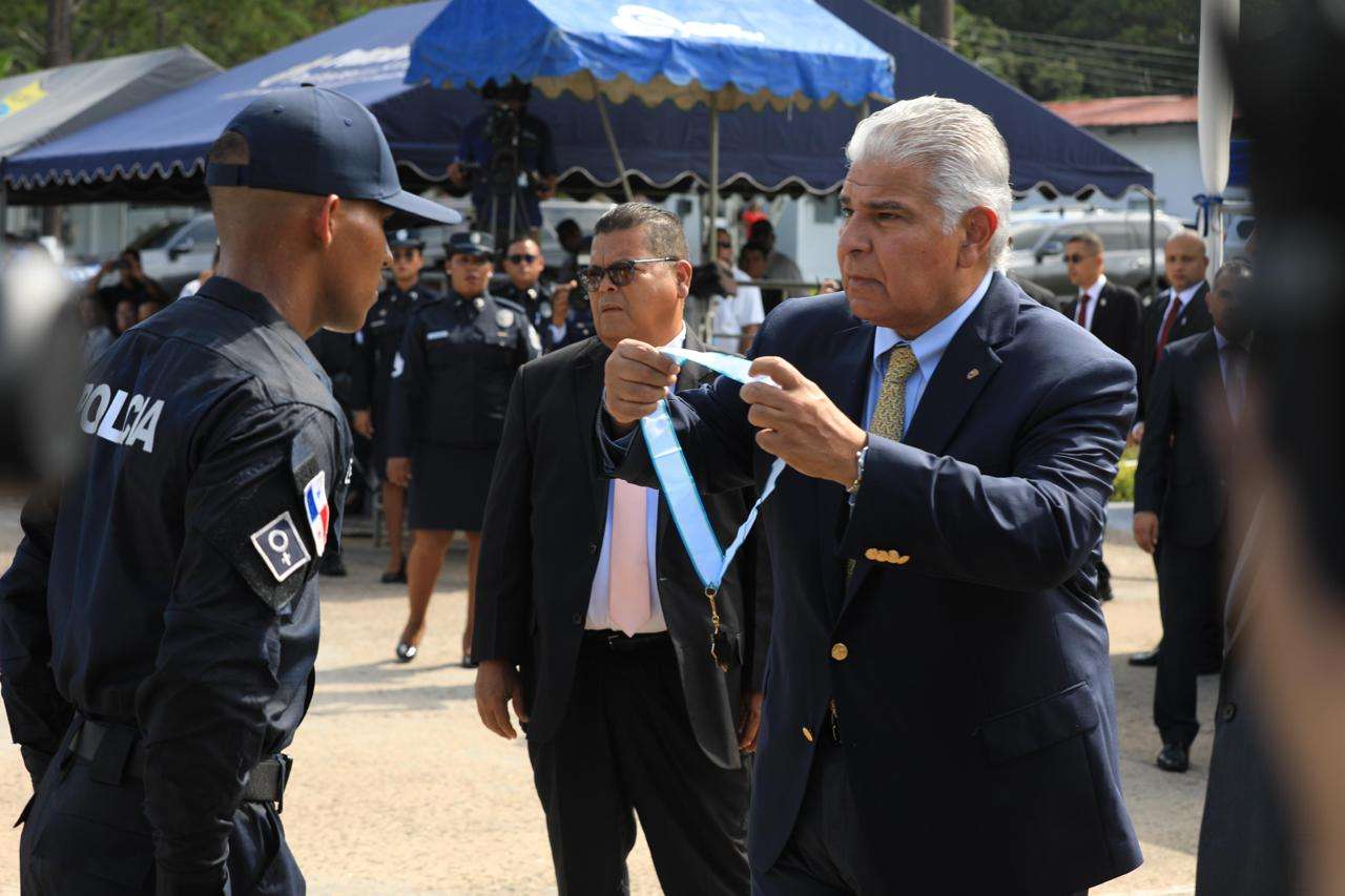 Mulino medalla a los primeros lugares de la nueva promoción de policías.