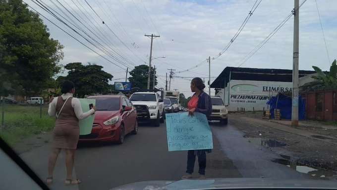 Protesta de las dos residentes del sector de Villalobos, Pedregal.