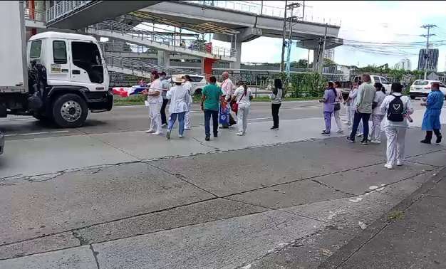 Protesta en la vía frente a las instalaciones del hospital.