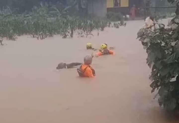 Personal de Sinaproc rescata a familias que quedaron bajo el agua.