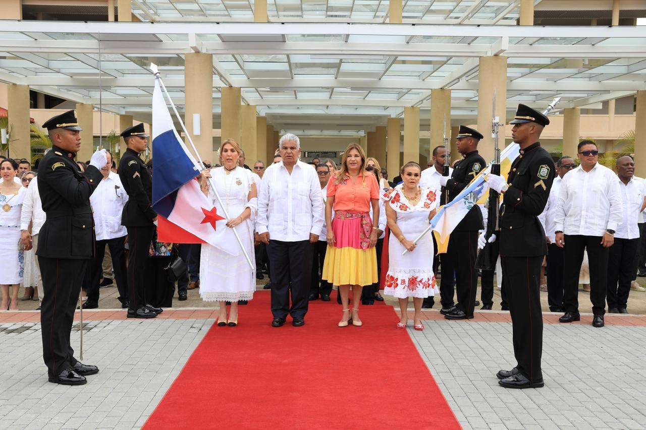 El presidente Mulino, su distinguida esposa, junto a las abanderas de la fecha.