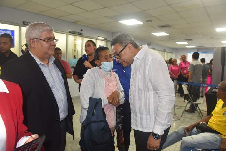 Director de la CSS, Dino Mon, en un recorrido en las policlínicas.