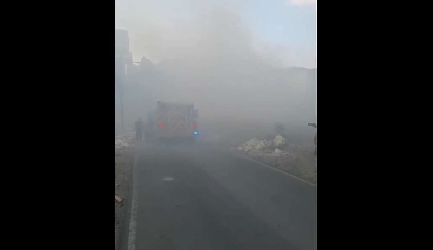 Tres carros bombas fueron destacados para sofocar las llamas.