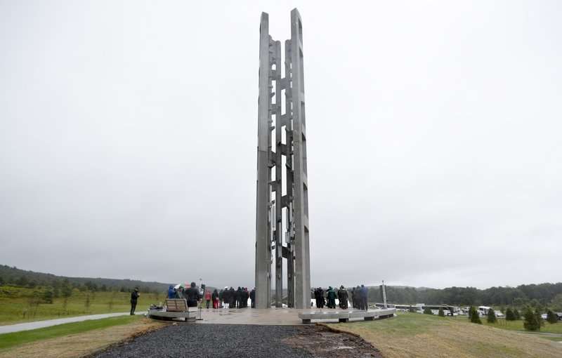 La gente se acerca a la Torre de las Voces de 93 pies de alto en el Monumento Nacional del Vuelo 93 en Shanksville, Pensilvania, el 9 de septiembre de 2018. (AP Photo / Keith Srakocic, Pool, Archivo)