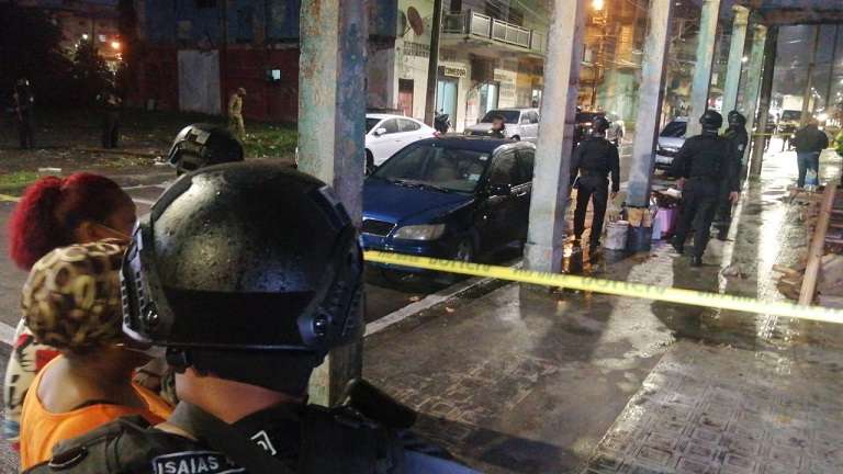 El lugar donde se dio el hecho de violencia se llenó de policías a los pocos minutos.