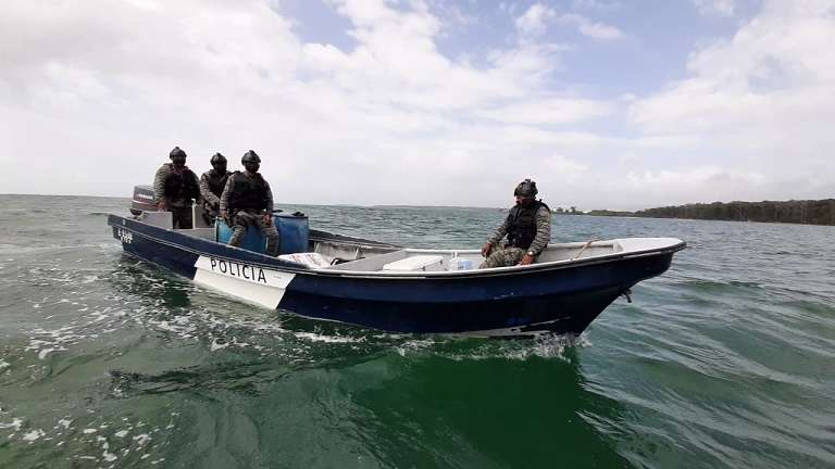 Los estamentos de seguridad realizan recorridos marítimos y terrestres para dar con los narcotraficantes.