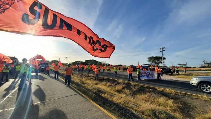 El cierre de la vía ocasionó un enorme tranque vehicular.