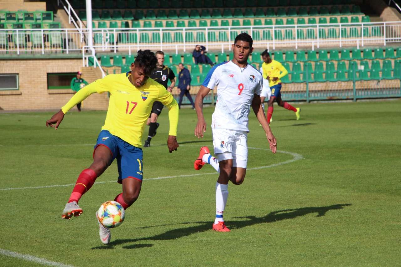 Saed Díaz (der.) durante el partido amistoso ante Ecuador. Foto: Fepafut