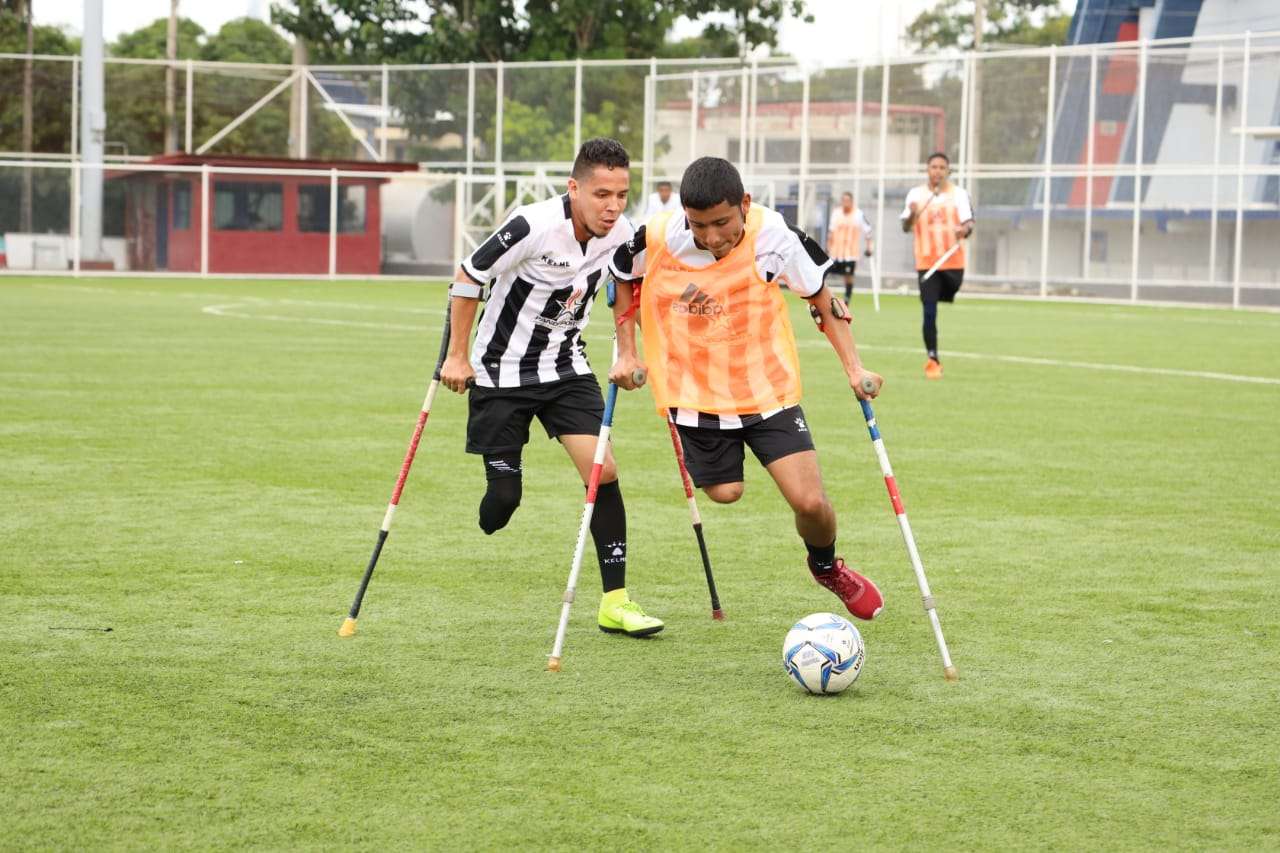 La selección panameña efectúa hoy los últimos ajustes en el engramado del estadio Luis Ernesto “Cascarita” Tapia. Foto: Pandeportes