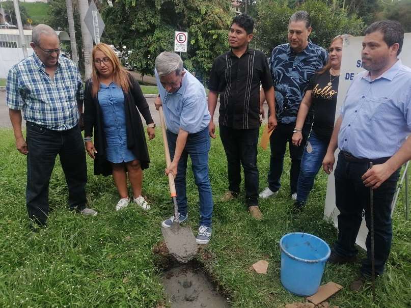 Se colocó la primera piedra de un monumento a los periodistas que han fallecido durante la Pandemia del Covid-19.