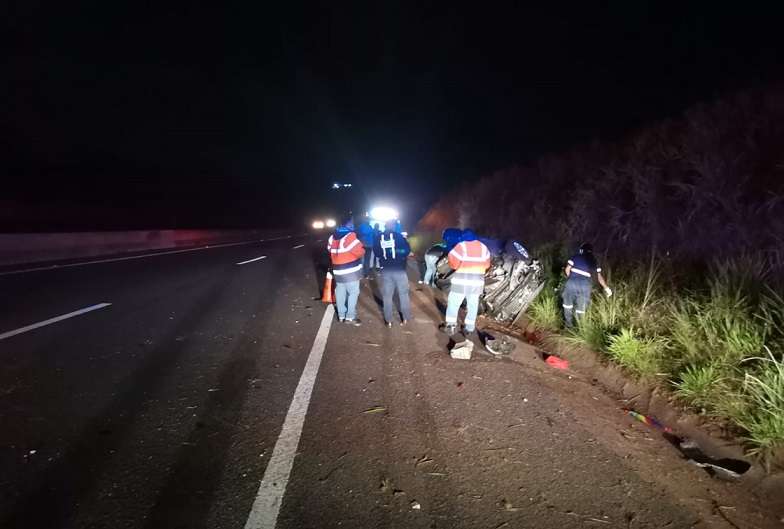 Aparentemente el vehículo golpeó un montículo de tierra, lo que ocasionó que su conductor perdiera el control.