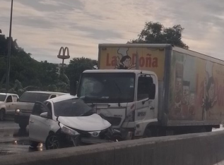 Escena del fatal accidente en la Autopista Arraiján-La Chorrera.