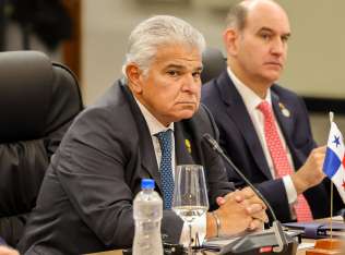 El presidente en esta cumbre está acompañado por el Ministro de Economía, Felipe Chapman.