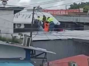 Obrero es bajado del techo para brindarle los primeros auxilios.