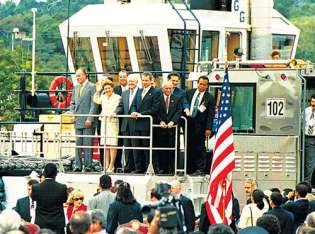  La presidenta panameña, Mireya Moscoso junto a otros líderes de Iberoamérica durante el acto ceremonial de la entrega del canal al control panameño el 14 de diciembre de 1999.