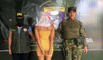 La mujer fue detenida por agentes de Senafront y el Ministerio Público.