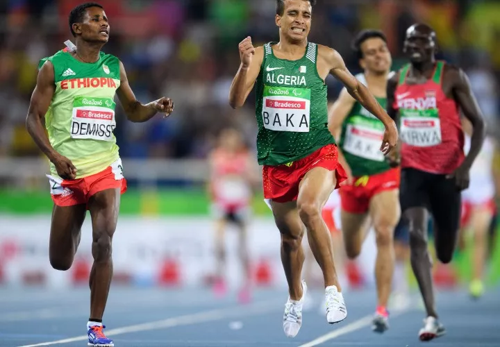 Abdellatif Baka en el momento que cruzó la meta, para llevarse la medalla de oro en los 1,500 metros de la categoría T13.