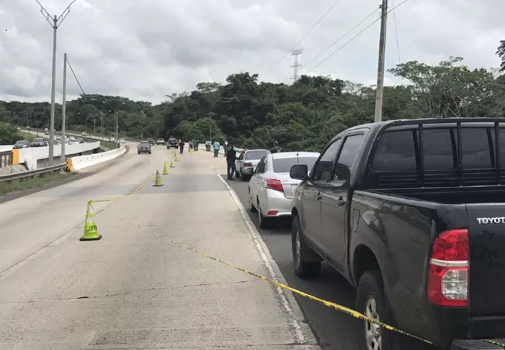 Bajo este puente fue hallado el cuerpo de la víctima. Las autoridades investigan. Foto Raimundo Rivera Corresponsal