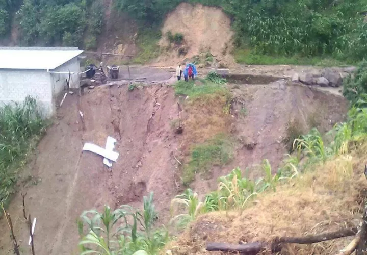 Los hechos tuvieron lugar la pasada noche en el caserío Pantic, en Tamahú, Alta Verapaz, cuando el desborde de una quebrada causó este deslizamiento, del que por el momento se desconoce su magnitud. EFE/Archivo